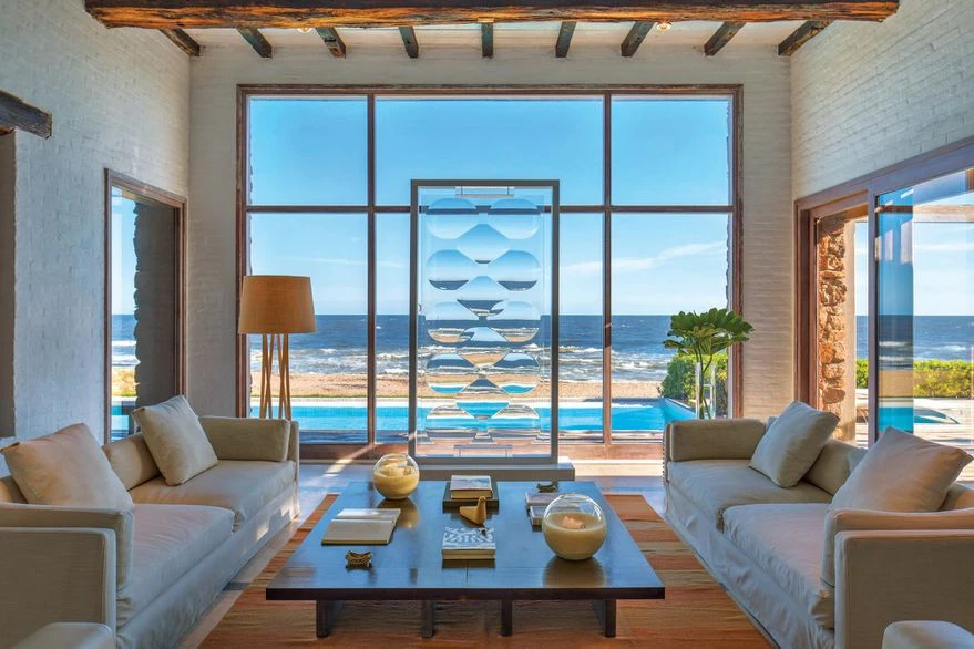 La propiedad tiene vista al mar a través de imponentes ventanales.