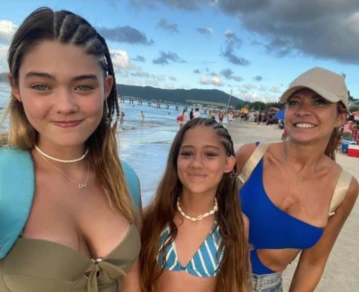Karina Vignola y sus hijas