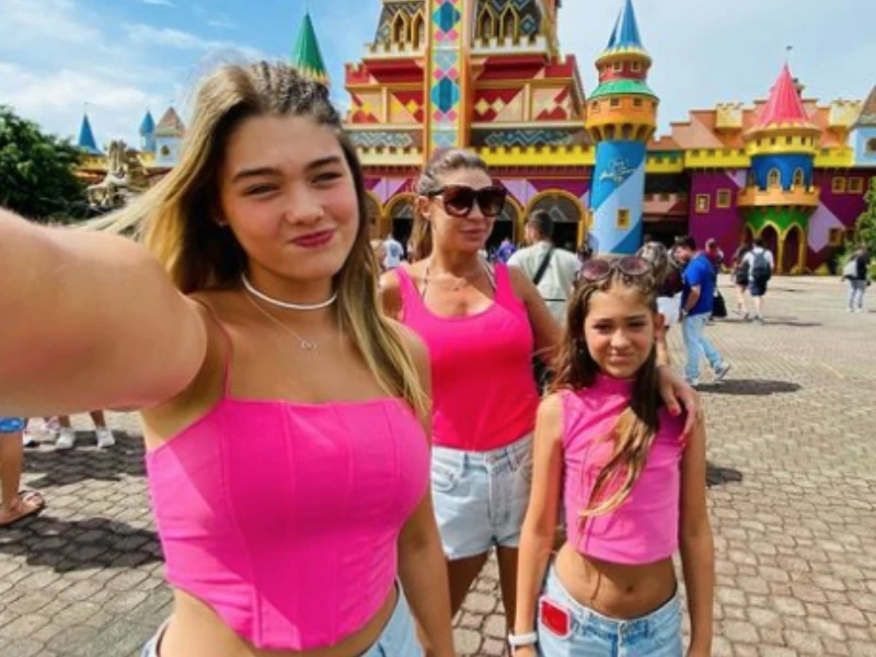Karina Vignola y sus hijas