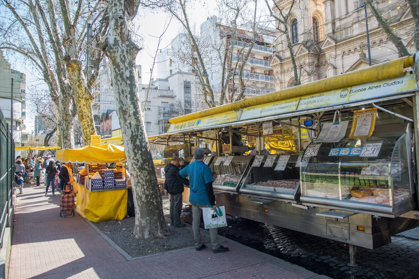 Las ferias y los locales y mercados de proximidad son siempre una opción recomendada. 