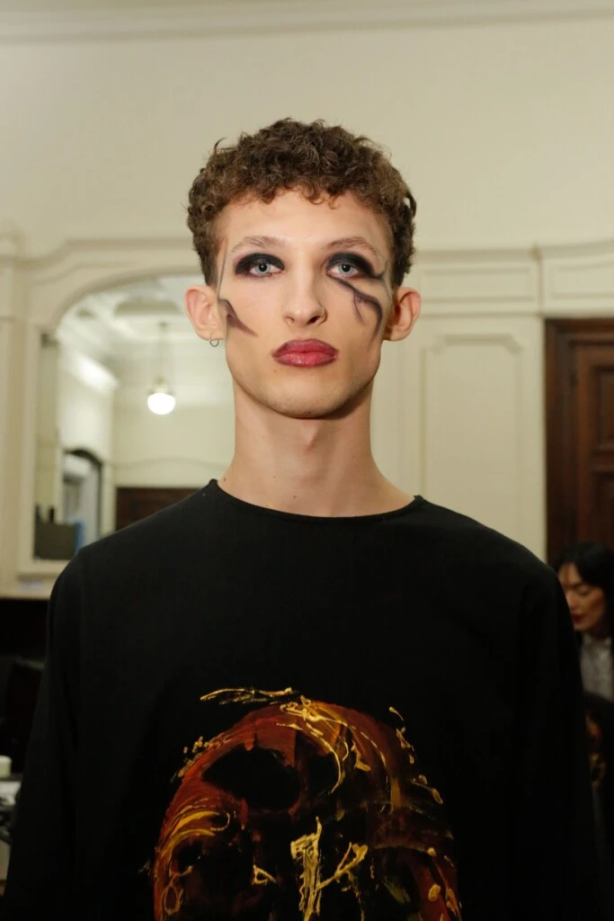 Pelo, make up e indumentaria hacen un conjunto.