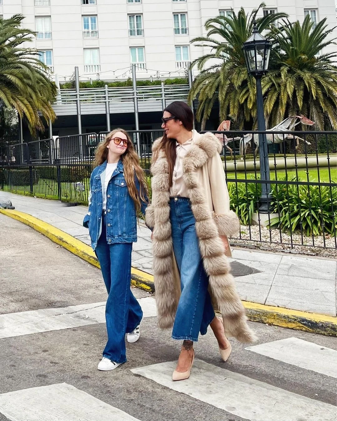 Flor de la V junto a su hija Isabella caminando por Retiro, en las inmediaciones del hotel Four Seasons. 