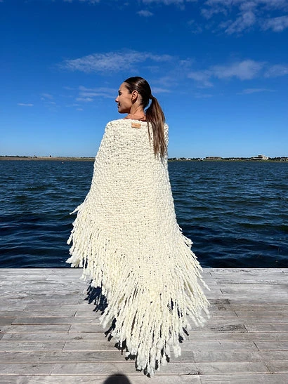 El color crudo, muy asociado a las prendas tejidas de verano, adopta un caracter elegante para los looks de invierno. 