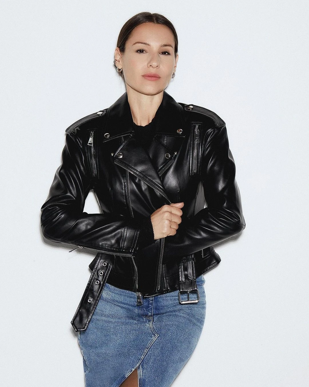 La chaqueta de cuero es una de las aliadas para una noche de boliche. 