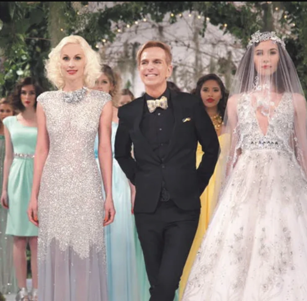 Ingrid Grudke y Elina Costantini en el cierre del último desfile que hizo Jorge Ibáñez con vida.