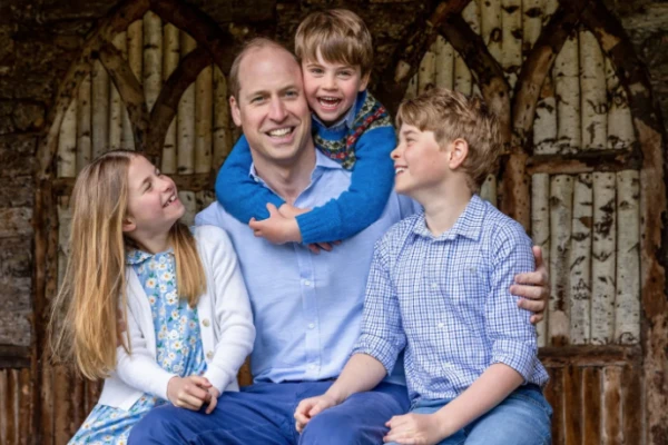 El príncipe William y sus tres hijos, Charlotte, Louis y George