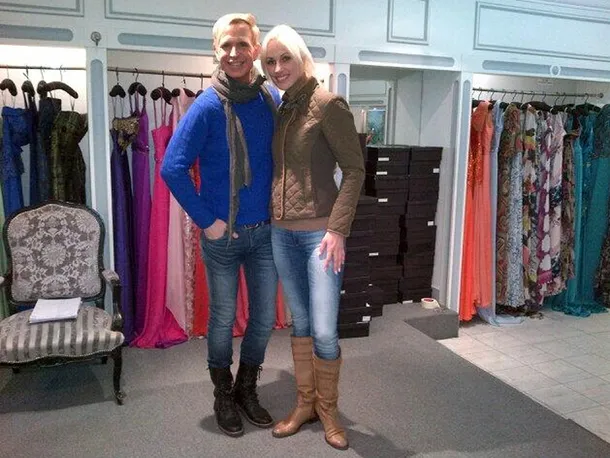 Ingris junto a su amigo en el atelier.