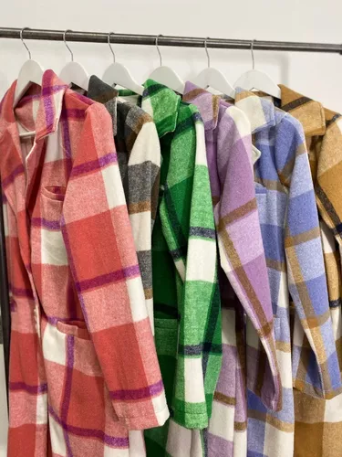 Los colores vibrantes son una opción ideal entre las más jóvenes, que quieren tener una prenda con carácter sin salirse de la moda.