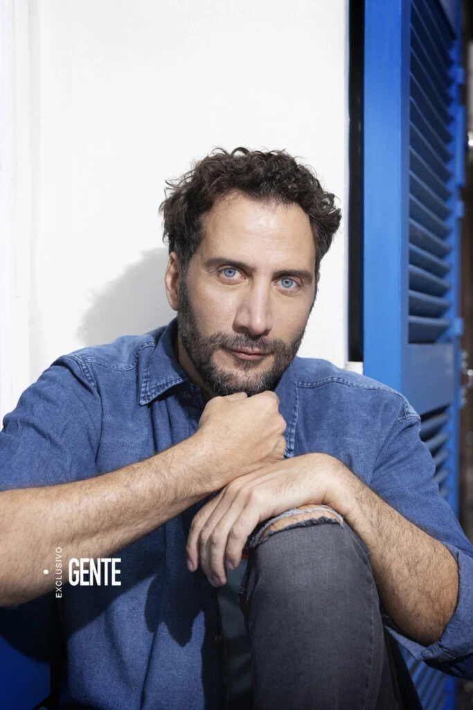 El padre de Luciano tenía una sala llamada Teatro de la calle Rincón, y por lo general se quedaba durmiendo allí en un colchón que guardaba debajo del escenario. También trabajaba en la Municipalidad y fue allí en donde conoció a su mamá, que estaba casada hacía nueve años.