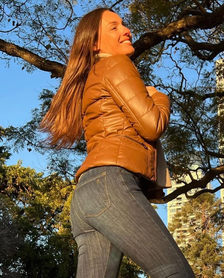 La modelo, radiante con la versión cuero de las puffer.