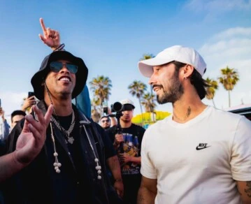 La alegría de Ronaldinho al ver el increíble mural que está haciendo un argentino