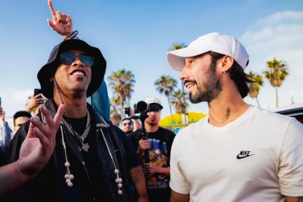 La alegría de Ronaldinho al ver el increíble mural que está haciendo un argentino