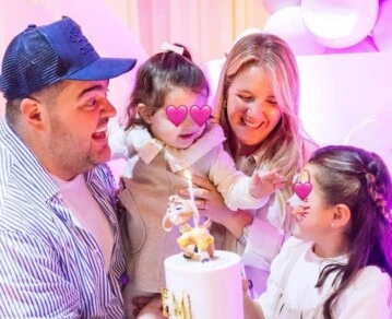 Darío Barassi, su esposa e hijas.