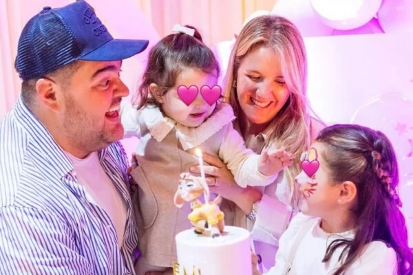 Darío Barassi, su esposa e hijas.