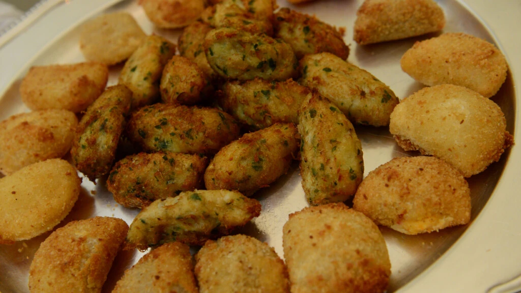 Buñuelos de bacalao y empanadas de camarón, dos platos típicos de la Fiesta de Portugal