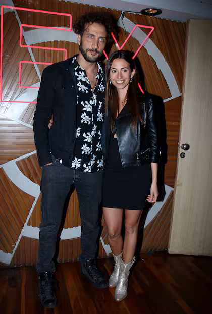 Luciano Cáceres junto a Belén, su novia.