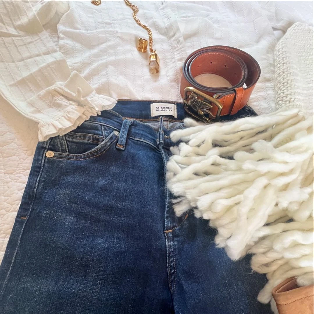 Marrón, denim y blanco. Tres clásicos a los que nadie se puede resistir. “La elegancia de lo simple”.