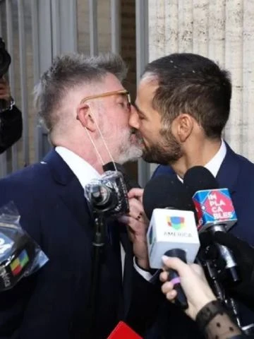El beso apasionado de Luis Novaresio y Braulio Bauad minutos después de casarse. 