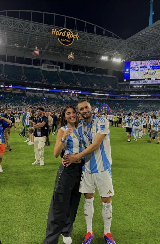 La novia de Germán Pezzella es modelo y viaja regularmente desde España (donde vive) a Nueva York.