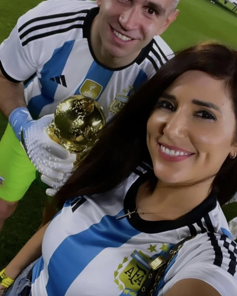 Mandinha, la mujer del Dibu Martínez, abrió su propia página web donde se presenta como CEO/Interior Designer de MiSueños Kids y de Mandinha Martínez Interiors. El primero de sus emprendimientos es una empresa que vende ropa de niños y bebés, así como también productos para habitaciones de los chicos.