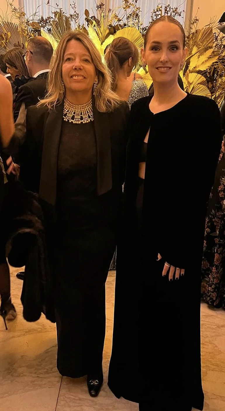 La relacionista pública María Claudia Pedrayes y la diseñadora de alta costura Camila Romano apostaron al total black para la Gala Para Ti en la Embajada de la República Oriental del Uruguay.