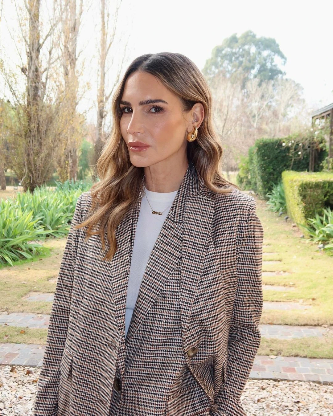 Para darle protagonismo al traje, Vázquez decidió usar una remera básica blanca debajo y sandalias en tono nude.