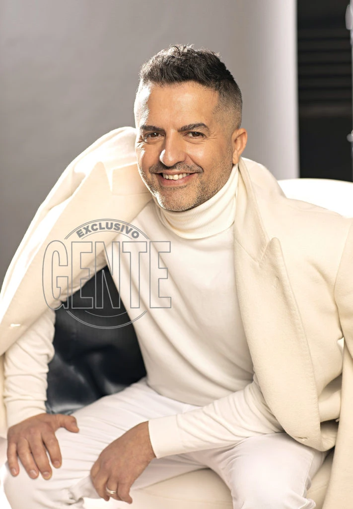 Ángel de Brito, en una producción invernal de Gente con tonos claros. 