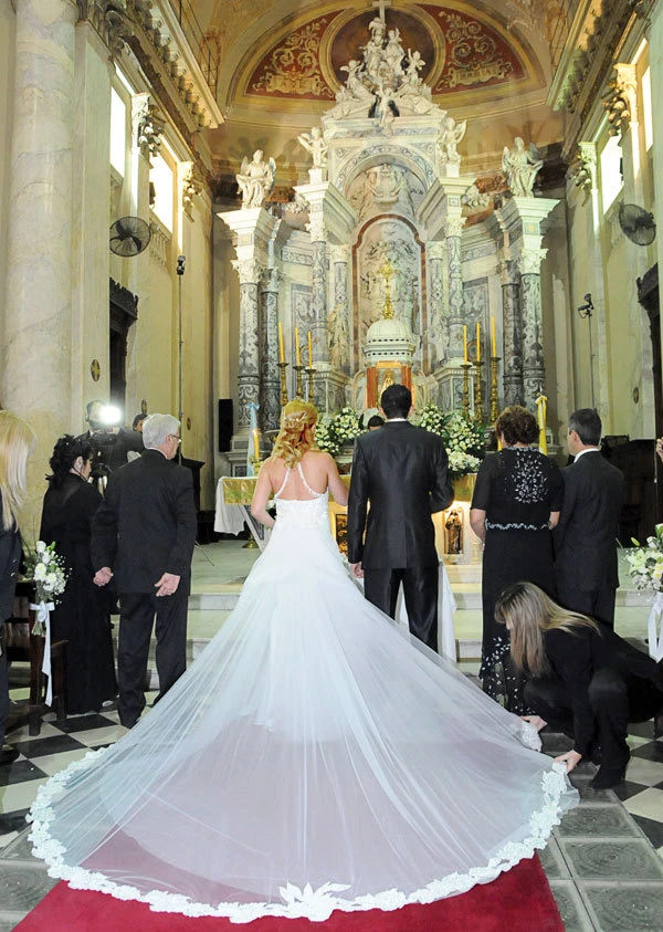 Ángel di María y Jorgelina Cardoso en la Catedral de Rosario. 