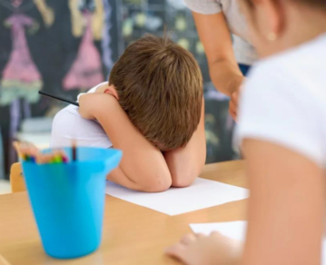 Insólito caso de una profesora que realizaba crueles maltratos a niños de 4 años: "Los obligaba a comer..."