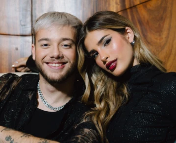 Juli Poggio y Nacho Castañeras posan para una producción exclusiva de revista GENTE: Edición Día del Amigo