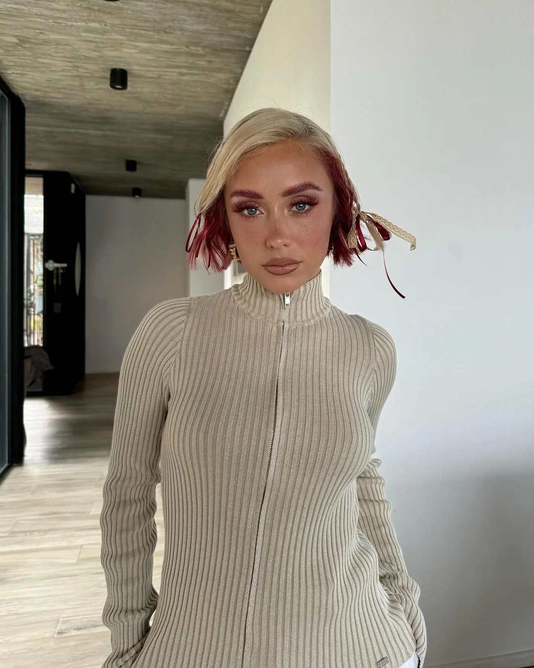 Tuli Acosta muestra esa campera que nunca puede faltar en el guardarropas.