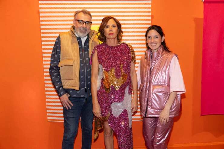 Benito Fernández con su hija y Ágatha Ruiz de la Prada.