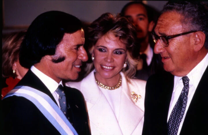 El flamante presidente, la primera dama y el diplomático estadounidense Henry Kissinger en una fiesta llena se artistas, empresarios y políticos, en el Colón