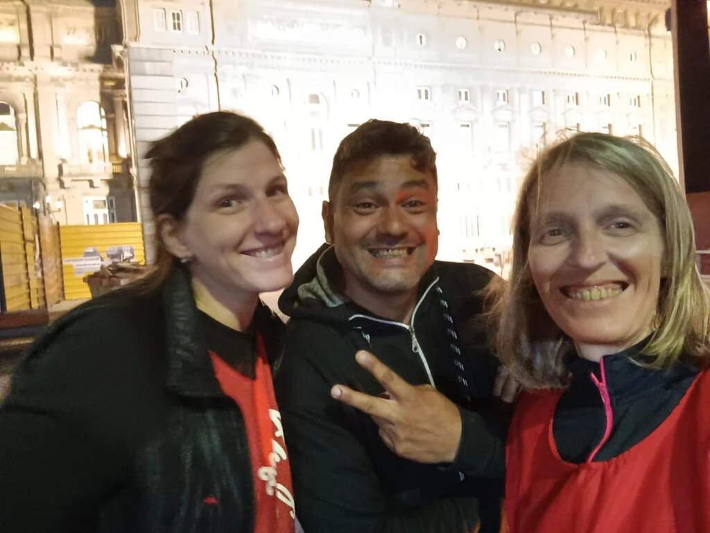 Ismael Sáez recibiendo ayuda de dos voluntarias de Amigos en el camino