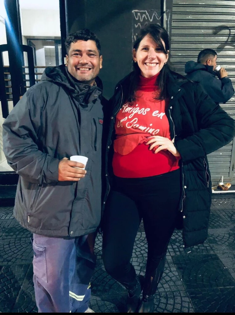 Ismael Sáez recibiendo ayuda en la calle por parte de Amigos en el camino