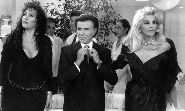 Carlos Menem junto a Moria Casán y Susana Giménez