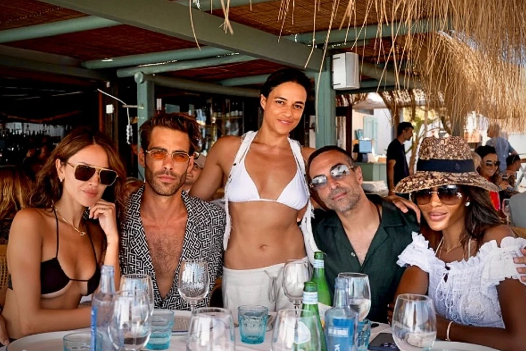 Naomi Campbell junto a Eiza González, Jon Kortakarena, Michelle Rodríguez y Mohammed Al Turki