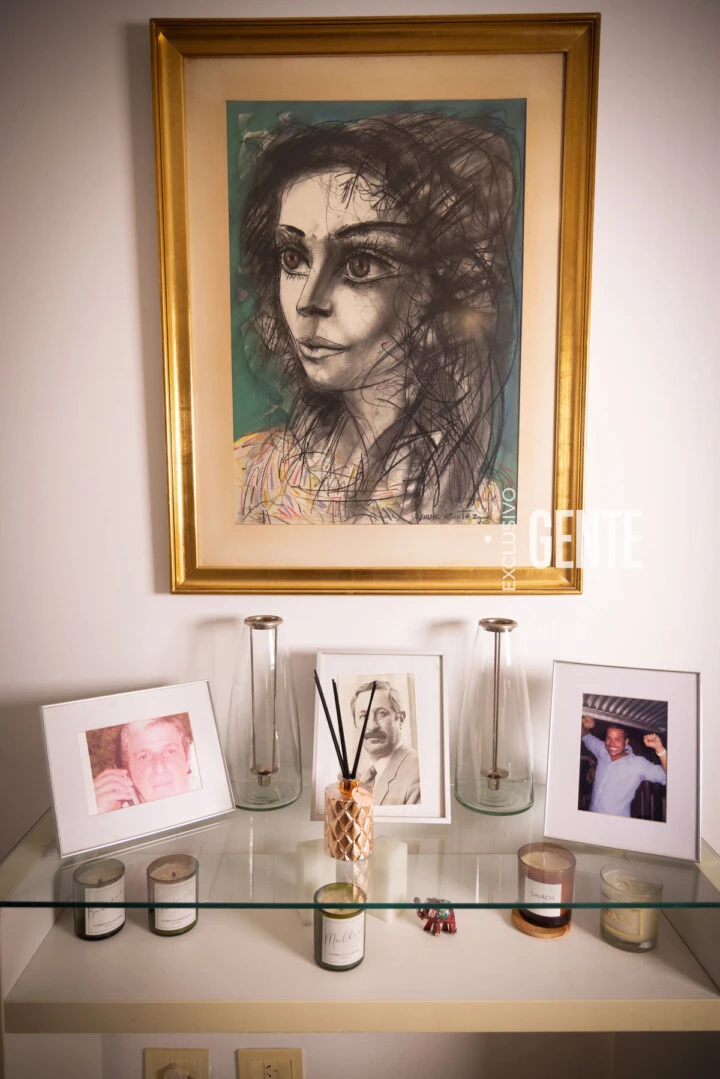 "Mis tres guardianes". La vida de Fady estuvo atravesada por el dolor y la muerte. Aquí los retratos de Alejandro, Bocha y Mariano. Todos nacieron en agosto, todos murieron ese mismo mes.
