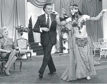 Una de las imágenes más icónicas de los 90's, Menem bailando con la odalisca Fairuz en el programa de Mirtha