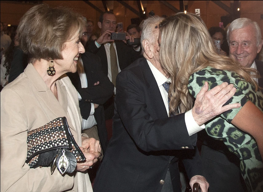 María del Carmen Cerruti observa cómo Máxima saluda a su padre, Jorge Zorreguieta, ante los flashes