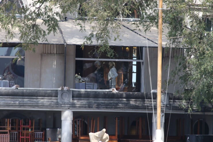 Máxima, con un sastrero blanco, en la celebración número 80 del cumpleaños de su madre. El íntimo festejo fue en el Yatch Club de Puerto Madero