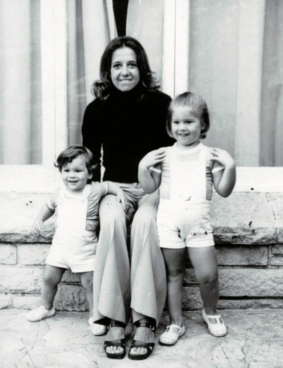 Máxima e Inés junto a su madre, María del Carmen