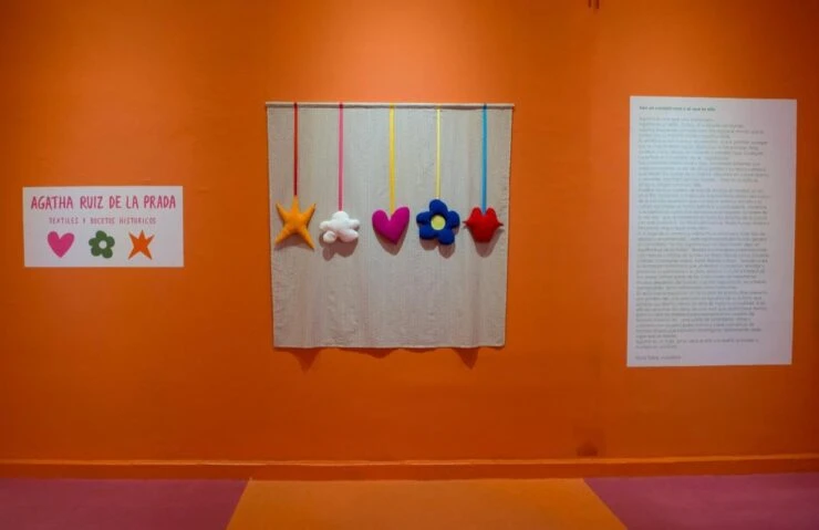 Acompañando a estos dibujos, también se exhibirán los vibrantes textiles que diseñó para su casa en Mallorca, concebidos como estandartes coloridos que decoran ambientes con alegría, y que pueden ser fácilmente desmontados y transportados, llevando consigo ese espíritu a cualquier lugar.