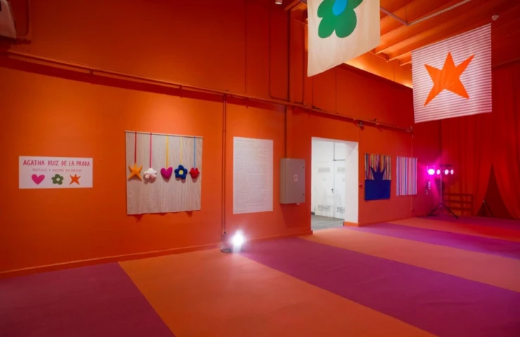 En esta nueva exposición, organizada y producida por Carminne Dodero como toda la visita de la diseñadora española, es patrocinada en parte por BAFA, Ágatha Ruiz de la Prada presento por primera vez una selección de bocetos realizados por ella misma, que capturan la esencia de sus diseños desde los años 80 hasta la actualidad. 