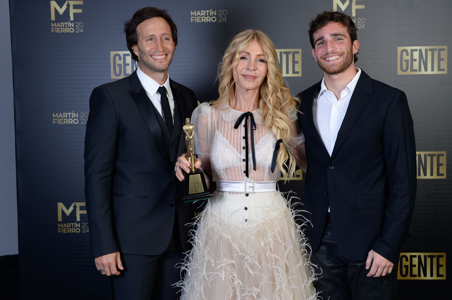 Valentín junto a Tomás Yankelevich y Cris Morena en la entrega de los Premios Martín Fierro.