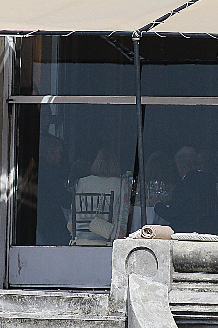 El rey Guillermo de espaldas en la mesa.