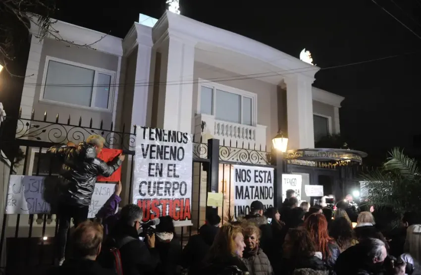 Las marchas por justicia en la puerta de la casa de Aníbal Lotockí se desarrollaron con constancia al menos durante casi un mes. 