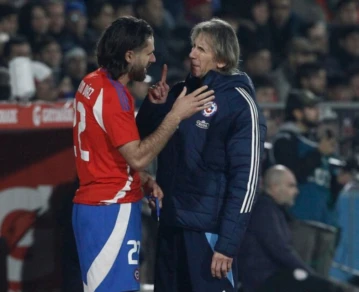 Ricardo Gareca y Ben Brereton en el blanco de la prensa