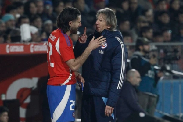 Ricardo Gareca y Ben Brereton en el blanco de la prensa