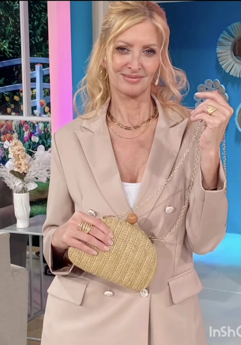 Con un sastrero beige, la pareja de Javier Milei deslumbró en "Empezar el día", el programa que conduce en las mañanas del canal Ciudad Magazine.